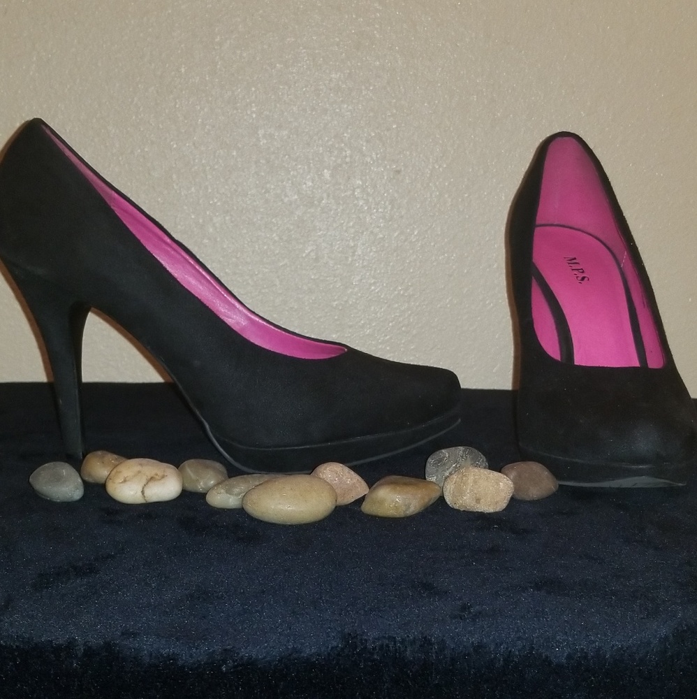Black Pumps